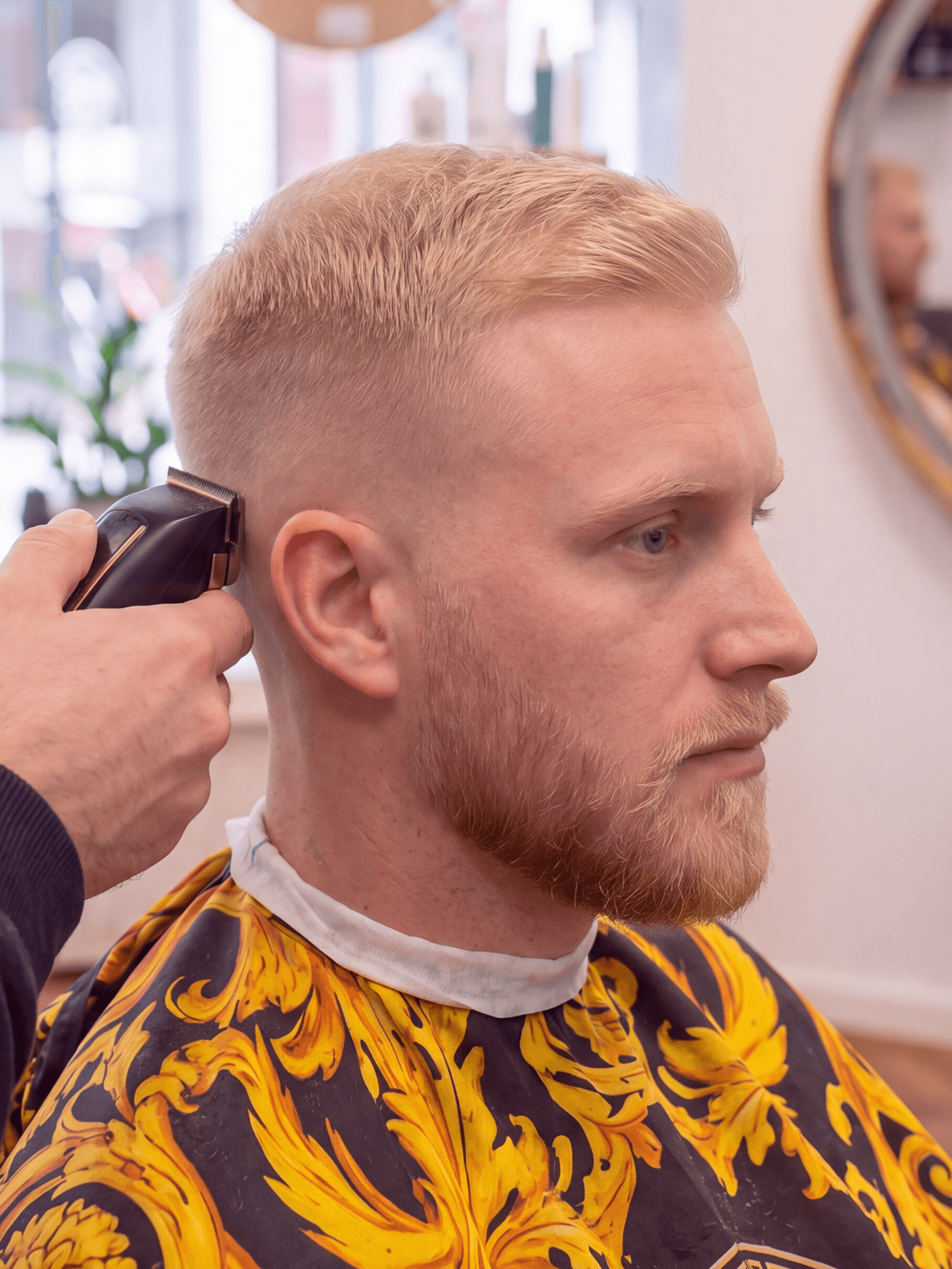 Barberare på Skellefteå Salongen som klipper en man med maskin