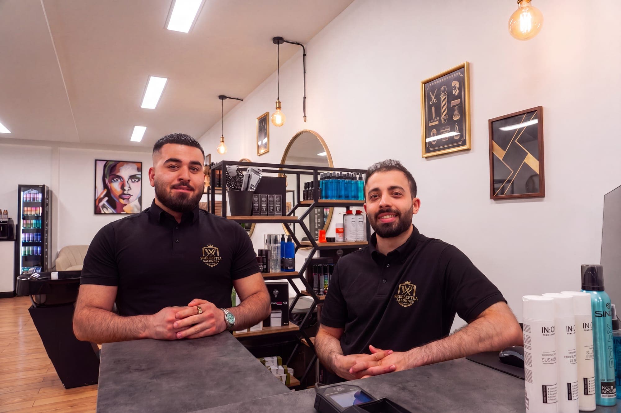 Barberarna bakom disken på Skellefteå Salongen, Nygatan 43